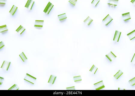 Rahmen aus Aloe Vera geschnittenen Stücken auf weißem Hintergrund. Kopierbereich Stockfoto