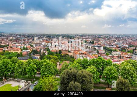 Luftaufnahme von Bergamo Stadt, Lombardei, Italien. Malerischer Frühlingsblick von einem der Aussichtspunkte in der Altstadt von Bergamo Stockfoto