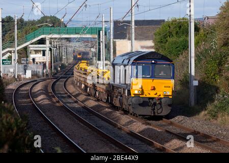 Direct Rail Services Lokomotive der Baureihe 66 auf der Westküstenlinie mit Güterzugträger für den nationalen Network Rail Lieferservice Stockfoto