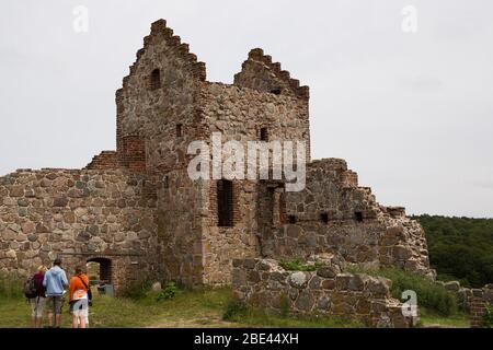 Die Ruinen der mittelalterlichen Hammershus Festung bei Allinge auf Bornholm in Dänemark an einem bewölkten Tag. Stockfoto