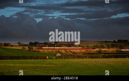 West Coast Railways 57 Lok 57316 vorbei an Forton auf der West Coast Mainline mit einem leeren Staatsmann pullman Zug unter stürmischem Himmel Stockfoto