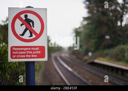 Passagiere dürfen diesen Punkt nicht passieren oder das Warnschild Network Rail, UK, überqueren Stockfoto