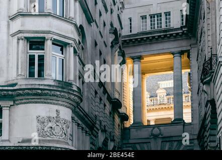 Goldenes Sonnenlicht, das durch die klassische Apertur mit Säulen auf traditioneller englischer Steinarchitektur, Regent Street, London, scheint Stockfoto