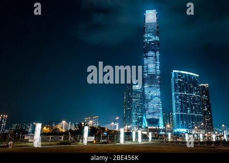 Futuristischer Stil Moderne Glas und Stahl Wolkenkratzer Architektur bei Nacht in West Kowloon, Hong Kong Stockfoto