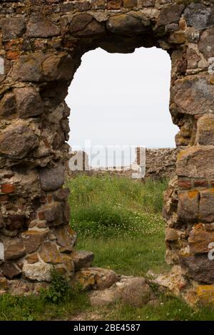 Ein verfallener Eingang bei der mittelalterlichen Hammershus Festung bei Allinge auf Hammeren Vorgebirge auf Bornholm in Dänemark mit Blick auf die Ostsee. Stockfoto