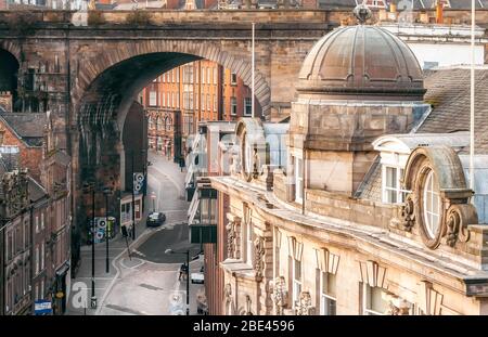 Blick auf die georgianische Sandsteinarchitektur auf der Seite und der Dean Street von der Tyne Bridge in Newcastle upon Tyne, Großbritannien Stockfoto