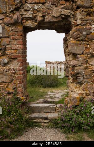 Ein verfallener Eingang bei der mittelalterlichen Hammershus Festung bei Allinge auf Hammeren Vorgebirge auf Bornholm in Dänemark mit Blick auf die Ostsee. Stockfoto