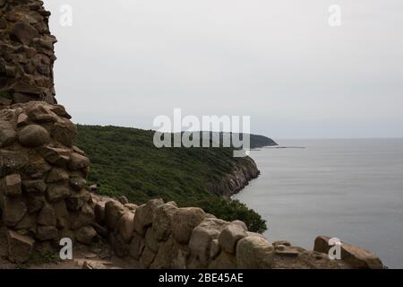 Ein Blick auf Hammerenvorgebirge von der mittelalterlichen Festung Hammershus bei Allinge auf der Nordseite der Insel Bornholm in Dänemark, in der Ostsee. Stockfoto