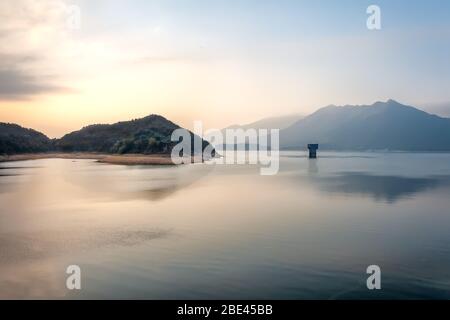 Idle Tower in Serene Lake at Dusk mit Reflections in Plover Cove, Hong Kong Stockfoto