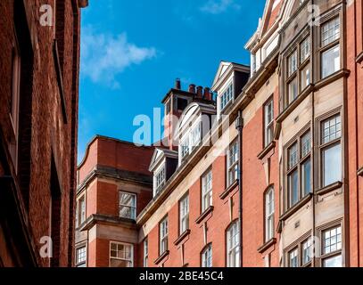 Fassade der traditionellen britischen Red Brick Architektur entlang der Straße unter blauem Himmel in Newcastle upon Tyne, Großbritannien Stockfoto