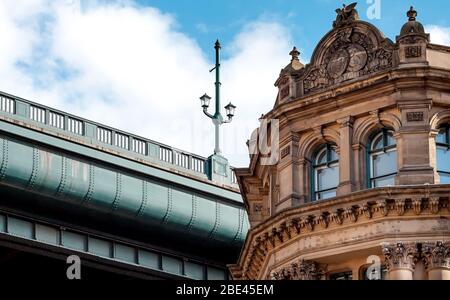 Fassade aus traditionellem Sandstein georgianische Architektur mit Tyne Bridge unter dem blauen Himmel im Sommer in Newcastle upon Tyne, Großbritannien Stockfoto