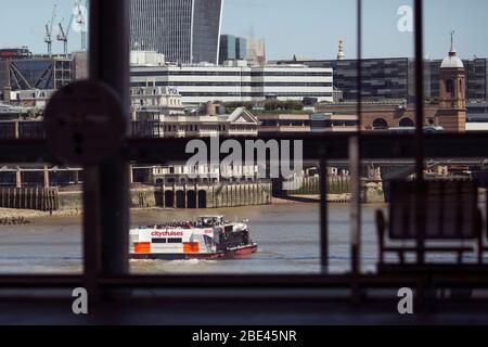 Ein City Cruises Touristenboot auf der Themse, gesehen von der Blackfriars Station in London, England, Vereinigtes Königreich. Stockfoto