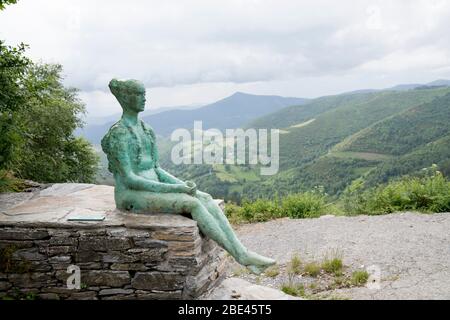 Spanien, Galicien, O Cebreiro, Camino de Santiago, der Jakobsweg. Statue der Frau, die einen Blick sieht. Stockfoto