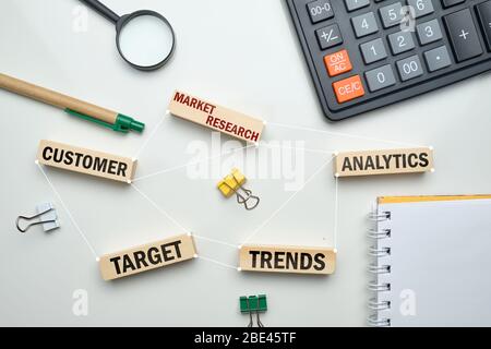 Marktforschungskonzept - Holzblöcke mit Inschriften Kunden, Trends, Ziel, Analytik. Nahaufnahme. Stockfoto