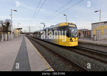 Manchester Metrolink Bombardier Flexity M5000 Straßenbahn 3094 an der Holinwood Straßenbahnhaltestelle auf der off Street Abschnitt Stockfoto