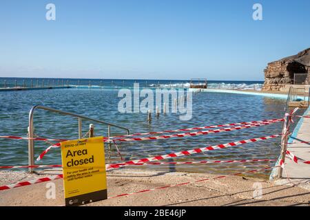 Bilgola Beach Sydney, Australien. Ostersonntag 12. April 2020. Die Zahl der Todesopfer in Australien beträgt 57, die Einwohner von Sydney haben die Anforderungen für den Aufenthalt zu Hause erfüllt, die Pools am Strand sind geschlossen, die offenen Strände werden genutzt, um eine kleine Anzahl von Bewohnern zu Fuß, joggen oder surfen zu gehen. Credit Martin Berry/Alamy Live News Stockfoto