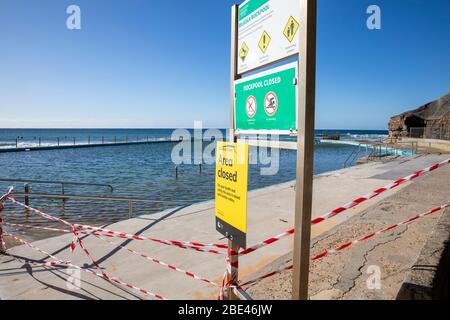 Bilgola Beach Sydney, Australien. Ostersonntag 12. April 2020. Die Zahl der Todesopfer in Australien beträgt 57, die Einwohner von Sydney haben die Anforderungen für den Aufenthalt zu Hause erfüllt, die Pools am Strand sind geschlossen, die offenen Strände werden genutzt, um eine kleine Anzahl von Bewohnern zu Fuß, joggen oder surfen zu gehen. Credit Martin Berry/Alamy Live News Stockfoto