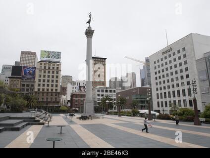 Hayward, USA. April 2020. Am Samstag, den 11. April 2020, laufen mehrere Leute durch den Union Square in San Francisco. Der High-End-Einzelhandel ist geschlossen und verbarst, wie die Stadt Schutz vor Ort wegen Coronavirus. Foto von Terry Schmitt/UPI Quelle: UPI/Alamy Live News Stockfoto