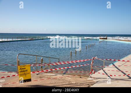 Bilgola Beach Sydney, Australien. Ostersonntag 12. April 2020. Die Zahl der Todesopfer in Australien beträgt 57, die Einwohner von Sydney haben die Anforderungen für den Aufenthalt zu Hause erfüllt, die Pools am Strand sind geschlossen, die offenen Strände werden genutzt, um eine kleine Anzahl von Bewohnern zu Fuß, joggen oder surfen zu gehen. Credit Martin Berry/Alamy Live News Stockfoto