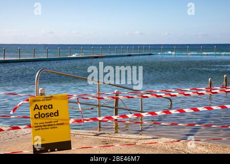 Bilgola Beach Sydney, Australien. Ostersonntag 12. April 2020. Die Zahl der Todesopfer in Australien beträgt 57, die Einwohner von Sydney haben die Anforderungen für den Aufenthalt zu Hause erfüllt, die Pools am Strand sind geschlossen, die offenen Strände werden genutzt, um eine kleine Anzahl von Bewohnern zu Fuß, joggen oder surfen zu gehen. Credit Martin Berry/Alamy Live News Stockfoto