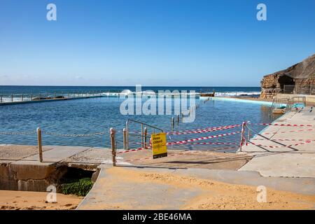 Bilgola Beach Sydney, Australien. Ostersonntag 12. April 2020. Die Zahl der Todesopfer in Australien beträgt 57, die Einwohner von Sydney haben die Anforderungen für den Aufenthalt zu Hause erfüllt, die Pools am Strand sind geschlossen, die offenen Strände werden genutzt, um eine kleine Anzahl von Bewohnern zu Fuß, joggen oder surfen zu gehen. Credit Martin Berry/Alamy Live News Stockfoto