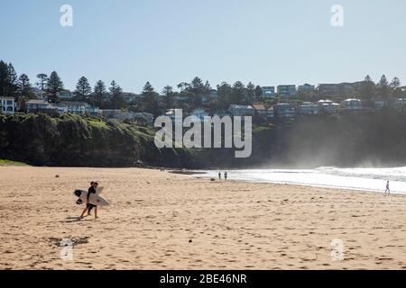 Bilgola Beach Sydney, Australien. Ostersonntag 12. April 2020. Die Zahl der Todesopfer in Australien beträgt 57, die Einwohner von Sydney haben die Anforderungen für den Aufenthalt zu Hause erfüllt, die Pools am Strand sind geschlossen, die offenen Strände werden genutzt, um eine kleine Anzahl von Bewohnern zu Fuß, joggen oder surfen zu gehen. Credit Martin Berry/Alamy Live News Stockfoto