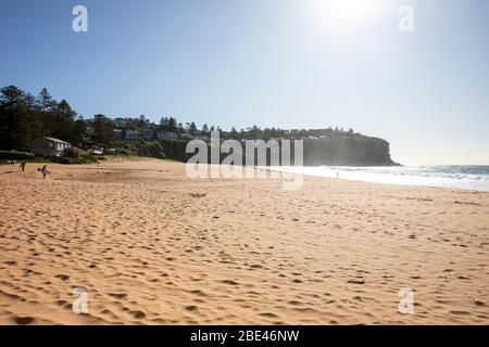 Bilgola Beach Sydney, Australien. Ostersonntag 12. April 2020. Die Zahl der Todesopfer in Australien beträgt 57, die Einwohner von Sydney haben die Anforderungen für den Aufenthalt zu Hause erfüllt, die Pools am Strand sind geschlossen, die offenen Strände werden genutzt, um eine kleine Anzahl von Bewohnern zu Fuß, joggen oder surfen zu gehen. Credit Martin Berry/Alamy Live News Stockfoto