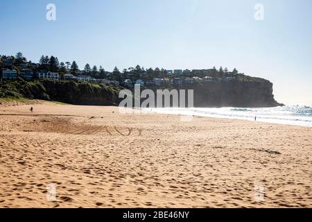 Bilgola Beach Sydney, Australien. Ostersonntag 12. April 2020. Die Zahl der Todesopfer in Australien beträgt 57, die Einwohner von Sydney haben die Anforderungen für den Aufenthalt zu Hause erfüllt, die Pools am Strand sind geschlossen, die offenen Strände werden genutzt, um eine kleine Anzahl von Bewohnern zu Fuß, joggen oder surfen zu gehen. Credit Martin Berry/Alamy Live News Stockfoto