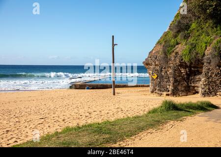 Bilgola Beach Sydney, Australien. Ostersonntag 12. April 2020. Die Zahl der Todesopfer in Australien beträgt 57, die Einwohner von Sydney haben die Anforderungen für den Aufenthalt zu Hause erfüllt, die Pools am Strand sind geschlossen, die offenen Strände werden genutzt, um eine kleine Anzahl von Bewohnern zu Fuß, joggen oder surfen zu gehen. Credit Martin Berry/Alamy Live News Stockfoto