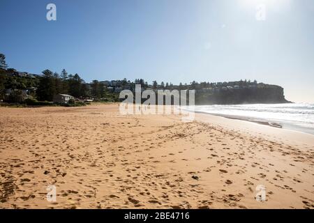 Bilgola Beach Sydney, Australien. Ostersonntag 12. April 2020. Die Zahl der Todesopfer in Australien beträgt 57, die Einwohner von Sydney haben die Anforderungen für den Aufenthalt zu Hause erfüllt, die Pools am Strand sind geschlossen, die offenen Strände werden genutzt, um eine kleine Anzahl von Bewohnern zu Fuß, joggen oder surfen zu gehen. Credit Martin Berry/Alamy Live News Stockfoto