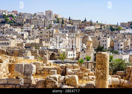 Jordanien, die römischen Ruinen des alten Gerasa. Oder Jerash. Blick über die Spalten der neuen Stadt Jerash. Stockfoto
