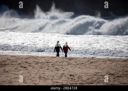 Bilgola Beach Sydney, Australien. Ostersonntag 12. April 2020. Die Zahl der Todesopfer in Australien beträgt 57, die Einwohner von Sydney haben die Anforderungen für den Aufenthalt zu Hause erfüllt, die Pools am Strand sind geschlossen, die offenen Strände werden genutzt, um eine kleine Anzahl von Bewohnern zu Fuß, joggen oder surfen zu gehen. Credit Martin Berry/Alamy Live News Stockfoto