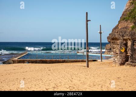 Bilgola Beach Sydney, Australien. Ostersonntag 12. April 2020. Die Zahl der Todesopfer in Australien beträgt 57, die Einwohner von Sydney haben die Anforderungen für den Aufenthalt zu Hause erfüllt, die Pools am Strand sind geschlossen, die offenen Strände werden genutzt, um eine kleine Anzahl von Bewohnern zu Fuß, joggen oder surfen zu gehen. Credit Martin Berry/Alamy Live News Stockfoto