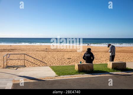 Bilgola Beach Sydney, Australien. Ostersonntag 12. April 2020. Die Zahl der Todesopfer in Australien beträgt 57, die Einwohner von Sydney haben die Anforderungen für den Aufenthalt zu Hause erfüllt, die Pools am Strand sind geschlossen, die offenen Strände werden genutzt, um eine kleine Anzahl von Bewohnern zu Fuß, joggen oder surfen zu gehen. Credit Martin Berry/Alamy Live News Stockfoto