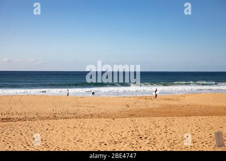 Bilgola Beach Sydney, Australien. Ostersonntag 12. April 2020. Die Zahl der Todesopfer in Australien beträgt 57, die Einwohner von Sydney haben die Anforderungen für den Aufenthalt zu Hause erfüllt, die Pools am Strand sind geschlossen, die offenen Strände werden genutzt, um eine kleine Anzahl von Bewohnern zu Fuß, joggen oder surfen zu gehen. Credit Martin Berry/Alamy Live News Stockfoto