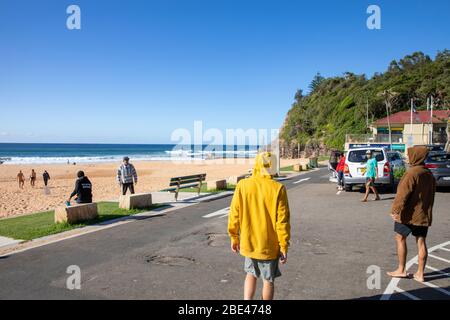 Bilgola Beach Sydney, Australien. Ostersonntag 12. April 2020. Die Zahl der Todesopfer in Australien beträgt 57, die Einwohner von Sydney haben die Anforderungen für den Aufenthalt zu Hause erfüllt, die Pools am Strand sind geschlossen, die offenen Strände werden genutzt, um eine kleine Anzahl von Bewohnern zu Fuß, joggen oder surfen zu gehen. Credit Martin Berry/Alamy Live News Stockfoto