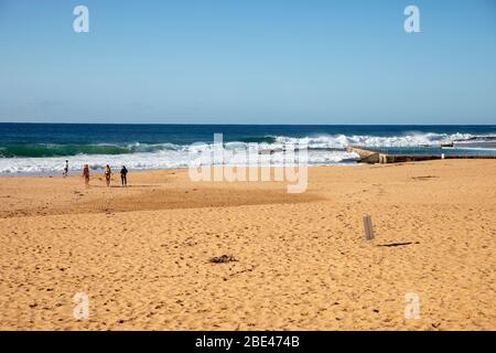 Bilgola Beach Sydney, Australien. Ostersonntag 12. April 2020. Die Zahl der Todesopfer in Australien beträgt 57, die Einwohner von Sydney haben die Anforderungen für den Aufenthalt zu Hause erfüllt, die Pools am Strand sind geschlossen, die offenen Strände werden genutzt, um eine kleine Anzahl von Bewohnern zu Fuß, joggen oder surfen zu gehen. Credit Martin Berry/Alamy Live News Stockfoto