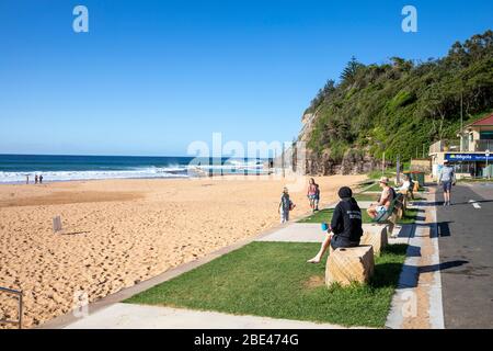 Bilgola Beach Sydney, Australien. Ostersonntag 12. April 2020. Die Zahl der Todesopfer in Australien beträgt 57, die Einwohner von Sydney haben die Anforderungen für den Aufenthalt zu Hause erfüllt, die Pools am Strand sind geschlossen, die offenen Strände werden genutzt, um eine kleine Anzahl von Bewohnern zu Fuß, joggen oder surfen zu gehen. Credit Martin Berry/Alamy Live News Stockfoto