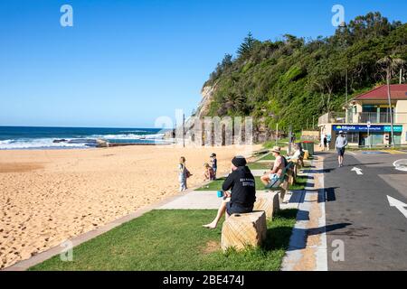 Bilgola Beach Sydney, Australien. Ostersonntag 12. April 2020. Die Zahl der Todesopfer in Australien beträgt 57, die Einwohner von Sydney haben die Anforderungen für den Aufenthalt zu Hause erfüllt, die Pools am Strand sind geschlossen, die offenen Strände werden genutzt, um eine kleine Anzahl von Bewohnern zu Fuß, joggen oder surfen zu gehen. Credit Martin Berry/Alamy Live News Stockfoto