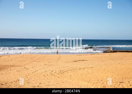 Bilgola Beach Sydney, Australien. Ostersonntag 12. April 2020. Die Zahl der Todesopfer in Australien beträgt 57, die Einwohner von Sydney haben die Anforderungen für den Aufenthalt zu Hause erfüllt, die Pools am Strand sind geschlossen, die offenen Strände werden genutzt, um eine kleine Anzahl von Bewohnern zu Fuß, joggen oder surfen zu gehen. Credit Martin Berry/Alamy Live News Stockfoto