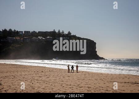 Bilgola Beach Sydney, Australien. Ostersonntag 12. April 2020. Die Zahl der Todesopfer in Australien beträgt 57, die Einwohner von Sydney haben die Anforderungen für den Aufenthalt zu Hause erfüllt, die Pools am Strand sind geschlossen, die offenen Strände werden genutzt, um eine kleine Anzahl von Bewohnern zu Fuß, joggen oder surfen zu gehen. Credit Martin Berry/Alamy Live News Stockfoto