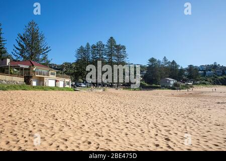 Bilgola Beach Sydney, Australien. Ostersonntag 12. April 2020. Die Zahl der Todesopfer in Australien beträgt 57, die Einwohner von Sydney haben die Anforderungen für den Aufenthalt zu Hause erfüllt, die Pools am Strand sind geschlossen, die offenen Strände werden genutzt, um eine kleine Anzahl von Bewohnern zu Fuß, joggen oder surfen zu gehen. Credit Martin Berry/Alamy Live News Stockfoto