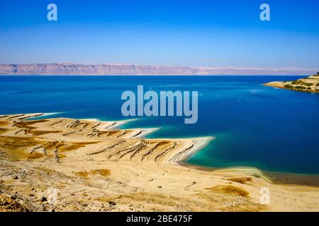 Jordan, Blick über das tote Meer. Wunderschöne Landschaft mit im Hintergrund die Küste. Stockfoto