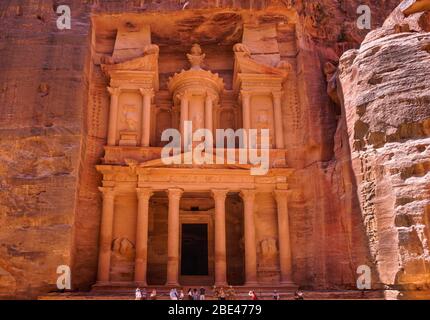 Jordanien, Petra, der erste Blick, wenn Sie Petra betreten, das nabatäische Mausoleum Al-Khazneh oder der Schatz. Stockfoto