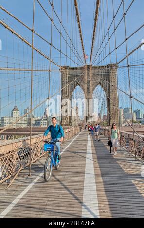 Ein Radfahrer überquert die Brooklyn Bridge in New York Stockfoto