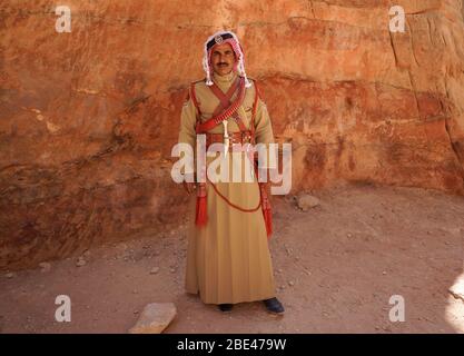 Jordan, in Petra, freundlicher Polizist in seiner schönen Uniform. Oktober 2017 Stockfoto