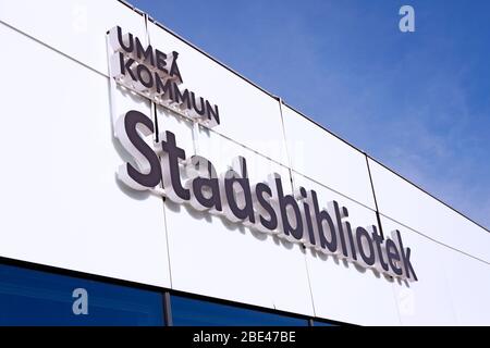 Umea, Norrland Schweden - 25. März 2020: Das Schild für die neue Bibliothek im Zentrum Stockfoto