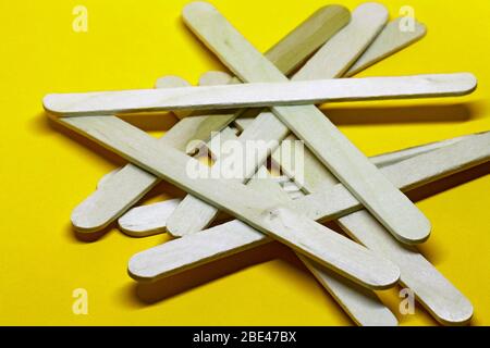 Ein Haufen Eis klebt auf gelbem Hintergrund Stockfoto