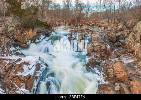 Winteransicht der Great Falls des Potomac River. C&O Canal National Historical Park. Maryland. USA.02/014/2018 Stockfoto