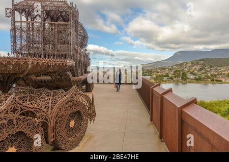 Eine Touristenin bewegt sich durch die beeindruckende Kunst und Architektur des Mueum of Old and New Art in Hobart, Tasmanien. Stockfoto